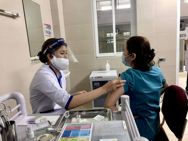 Sắp có thêm 50.000 liều vaccine COVID-19, Hà Nội mở rộng đối tượng được tiêm Sắp có thêm 50.000 liều vaccine COVID-19, Hà Nội mở rộng đối tượng được tiêm