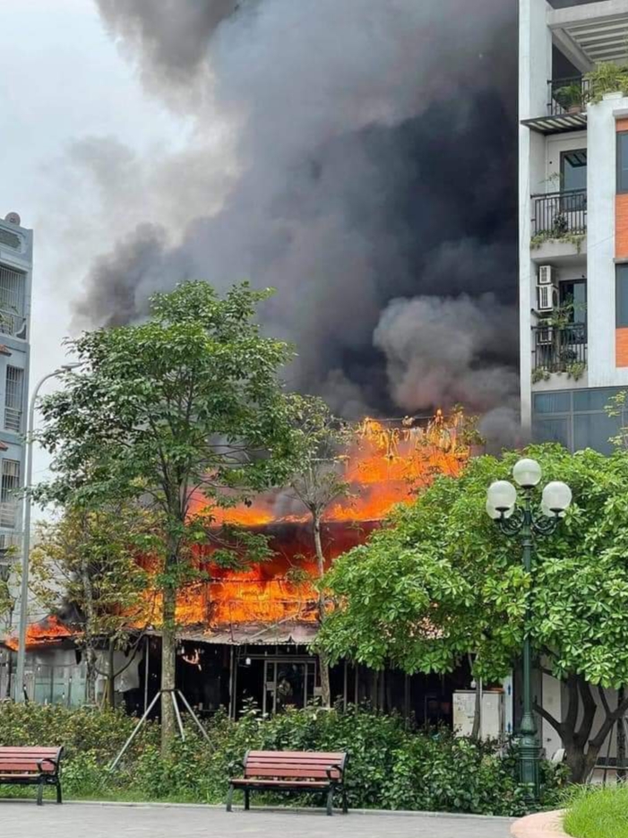Hà Nội: Cháy lớn tại quán lẩu ở Đông Anh - 2 Hà Nội: Cháy lớn tại quán lẩu ở Đông Anh - 2
