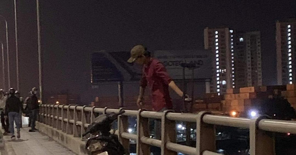 Ớn lạnh 1 người treo lơ lửng ở lan can cầu Đồng Nai lúc nửa đêm Ớn lạnh 1 người treo lơ lửng ở lan can cầu Đồng Nai lúc nửa đêm