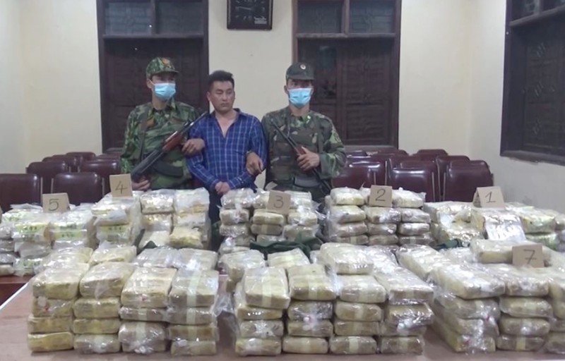 Chặn bắt ô tô chở gần 230 kg ma túy trên đường về Hà Nội - 2 Chặn bắt ô tô chở gần 230 kg ma túy trên đường về Hà Nội - 2