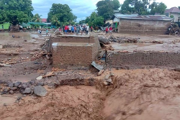 Hàng chục nghìn ngôi nhà ở Indonesia ngập chìm trong biển lũ - 1 Hàng chục nghìn ngôi nhà ở Indonesia ngập chìm trong biển lũ - 1
