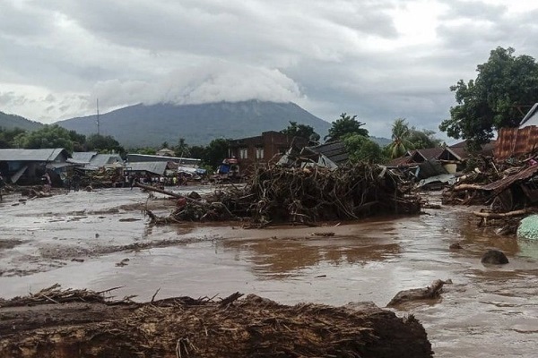 Hàng chục nghìn ngôi nhà ở Indonesia ngập chìm trong biển lũ - 3 Hàng chục nghìn ngôi nhà ở Indonesia ngập chìm trong biển lũ - 3