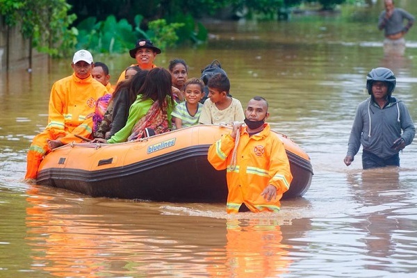 Hàng chục nghìn ngôi nhà ở Indonesia ngập chìm trong biển lũ - 4 Hàng chục nghìn ngôi nhà ở Indonesia ngập chìm trong biển lũ - 4