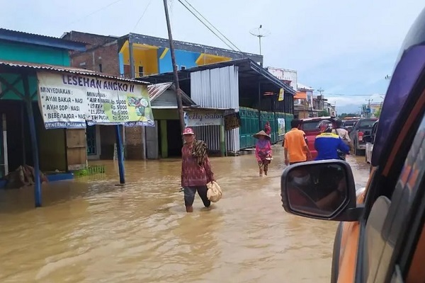 Hàng chục nghìn ngôi nhà ở Indonesia ngập chìm trong biển lũ - 2 Hàng chục nghìn ngôi nhà ở Indonesia ngập chìm trong biển lũ - 2