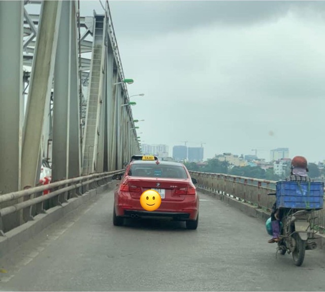 Xe sang BMW tiền tỷ gắn 'mào' taxi chạy tung tăng trên cầu Chương Dương khiến dân mạng xôn xao - 1 Xe sang BMW tiền tỷ gắn 'mào' taxi chạy tung tăng trên cầu Chương Dương khiến dân mạng xôn xao - 1