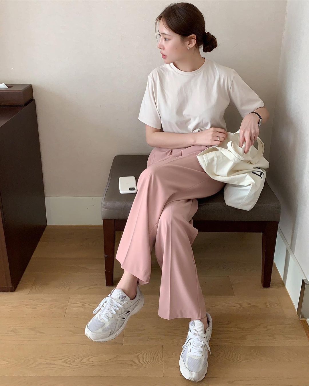 5 mẫu giày dép gái Hàn đang chuộng mix với quần âu để sang chảnh hóa cả set đồ công sở - 3 5 mẫu giày dép gái Hàn đang chuộng mix với quần âu để sang chảnh hóa cả set đồ công sở - 3
