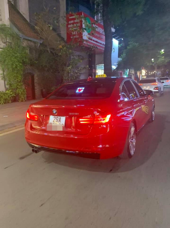 Xe sang BMW tiền tỷ gắn 'mào' taxi chạy tung tăng trên cầu Chương Dương khiến dân mạng xôn xao - 2 Xe sang BMW tiền tỷ gắn 'mào' taxi chạy tung tăng trên cầu Chương Dương khiến dân mạng xôn xao - 2