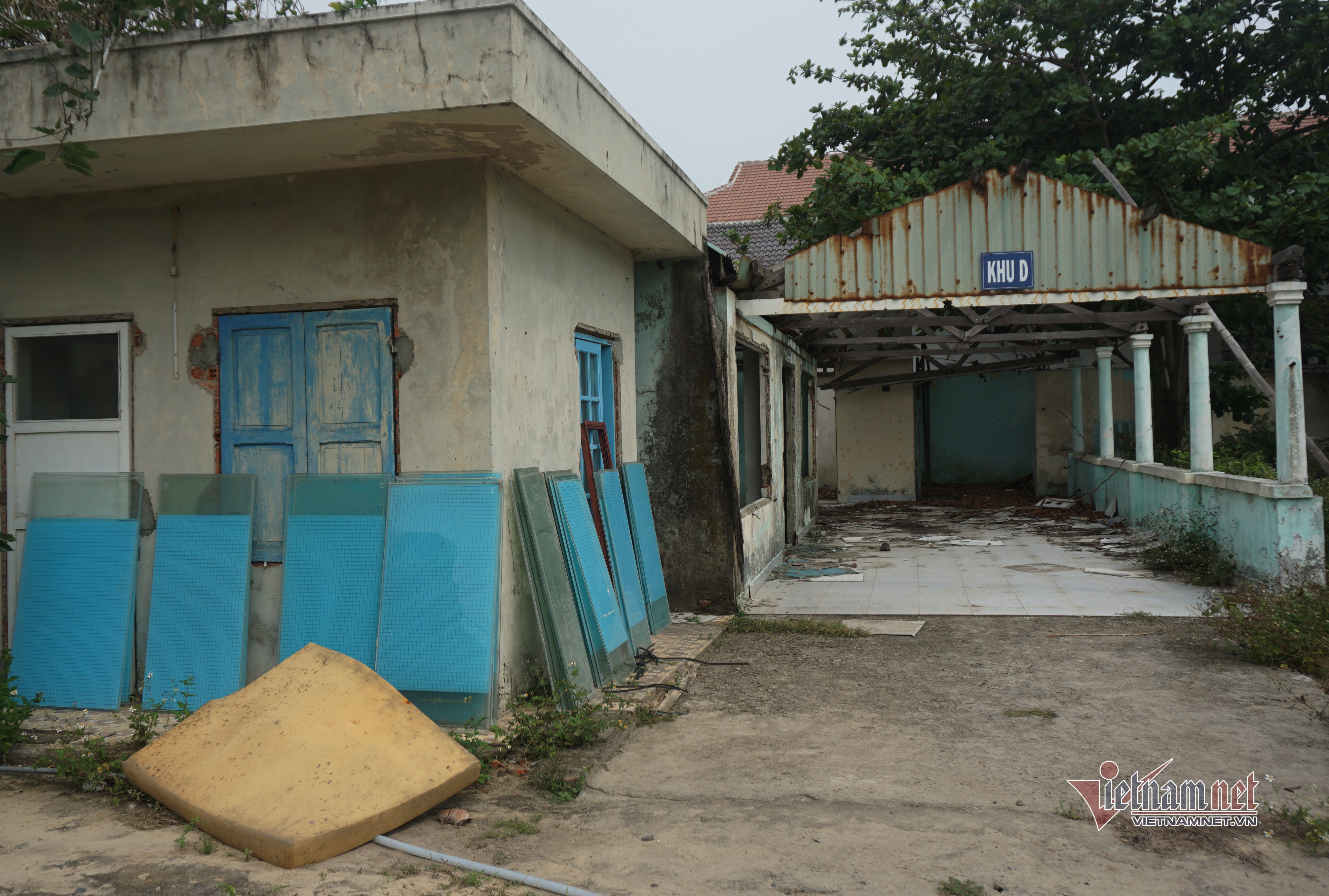 Video ảnh: Giữa khu đất vàng Đà Nẵng bệnh viện bỏ hoang, thành nơi phóng uế, vẽ bậy - 2 Video ảnh: Giữa khu đất vàng Đà Nẵng bệnh viện bỏ hoang, thành nơi phóng uế, vẽ bậy - 2