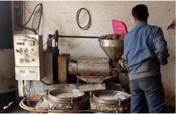 Người đàn ông 33 tuổi phát hiện mắc ung thư gan sau 280 ngày vợ cho ăn loại dầu 'handmade' mới mua - 1 Người đàn ông 33 tuổi phát hiện mắc ung thư gan sau 280 ngày vợ cho ăn loại dầu 'handmade' mới mua - 1