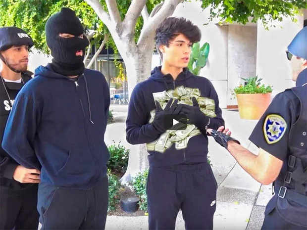 Dàn dựng cảnh cướp ngân hàng quá giống, hai nam YouTuber đối mặt án phạt 5 năm tù vì 'đùa dai' - 2 Dàn dựng cảnh cướp ngân hàng quá giống, hai nam YouTuber đối mặt án phạt 5 năm tù vì 'đùa dai' - 2