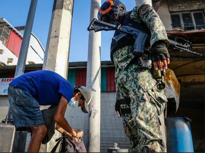 Bị phạt squat 300 lần vì vi phạm giới nghiêm Covid-19, thanh niên 28 tuổi tử vong Bị phạt squat 300 lần vì vi phạm giới nghiêm Covid-19, thanh niên 28 tuổi tử vong