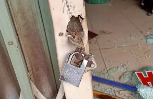 Khóa trái cửa, đổ xăng đốt tiệm cắt tóc nhằm sát hại cả nhà người yêu - 1 Khóa trái cửa, đổ xăng đốt tiệm cắt tóc nhằm sát hại cả nhà người yêu - 1