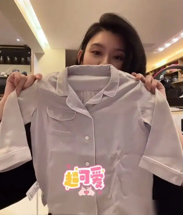 Cách nuông chiều con của sao Hoa ngữ: Lâm Tâm Như bị chỉ trích vì cho con gái dùng đồ hiệu, Angelababy tự mình đưa con trai tới trường mỗi ngày - 8 Cách nuông chiều con của sao Hoa ngữ: Lâm Tâm Như bị chỉ trích vì cho con gái dùng đồ hiệu, Angelababy tự mình đưa con trai tới trường mỗi ngày - 8