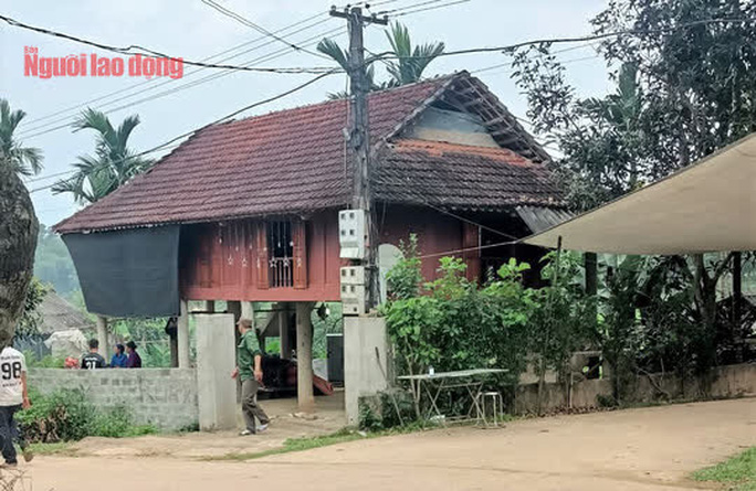 Nghi vợ có bồ, chồng đâm chết vợ rồi uống thuốc diệt cỏ tự tử