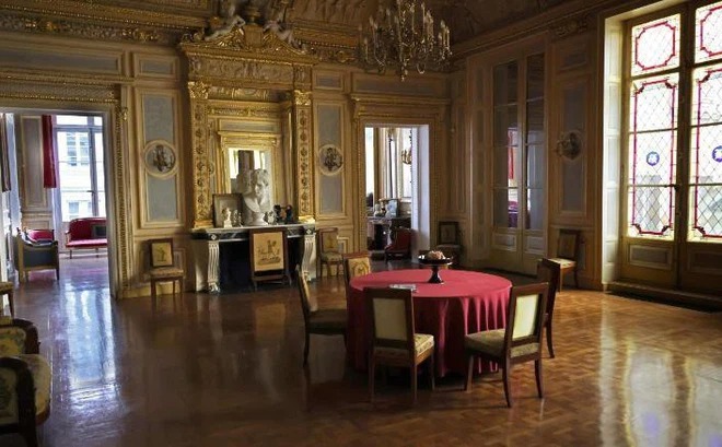 Bê bối 'tiệc tùng bí mật' giữa đại dịch ở Paris Bê bối 'tiệc tùng bí mật' giữa đại dịch ở Paris