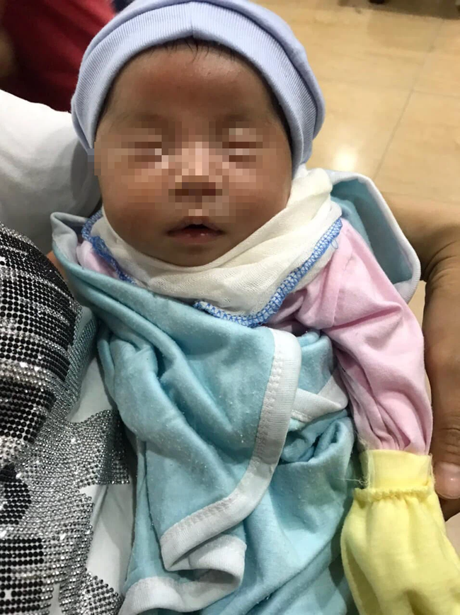 Hà Nội: Phát hiện bé gái sơ sinh bị bỏ rơi trước cổng nhà dân trong chiếc thùng giấy Hà Nội: Phát hiện bé gái sơ sinh bị bỏ rơi trước cổng nhà dân trong chiếc thùng giấy