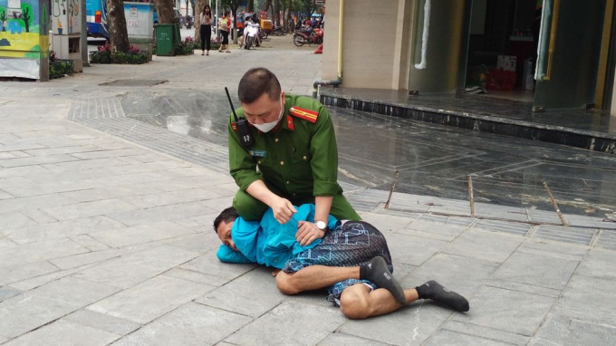 Quật ngã kẻ nghi 'ngáo đá' ném chất bẩn vào người đi đường Quật ngã kẻ nghi 'ngáo đá' ném chất bẩn vào người đi đường