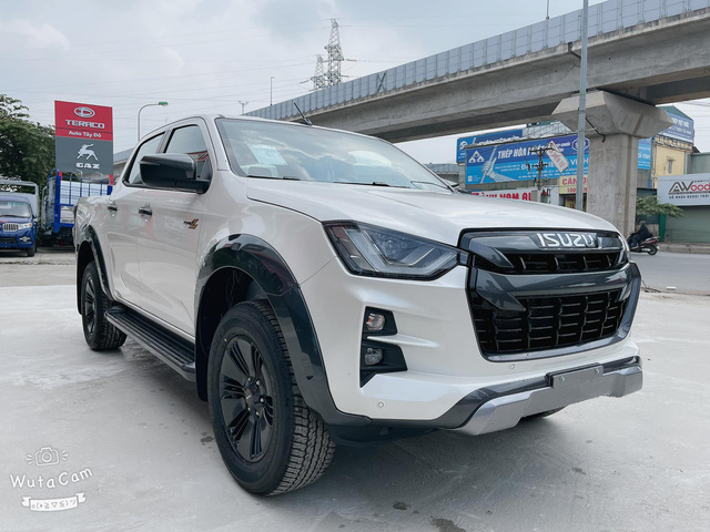 Isuzu D-Max chính thức cập bến đại lý, giá hơn 800 triệu đồng nhưng vẫn thua công nghệ Ford Ranger Isuzu D-Max chính thức cập bến đại lý, giá hơn 800 triệu đồng nhưng vẫn thua công nghệ Ford Ranger