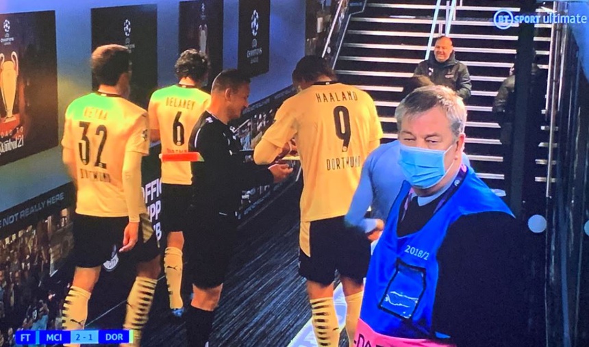 Trọng tài xin chữ ký Haaland sau trận Dortmund thua Man City Trọng tài xin chữ ký Haaland sau trận Dortmund thua Man City