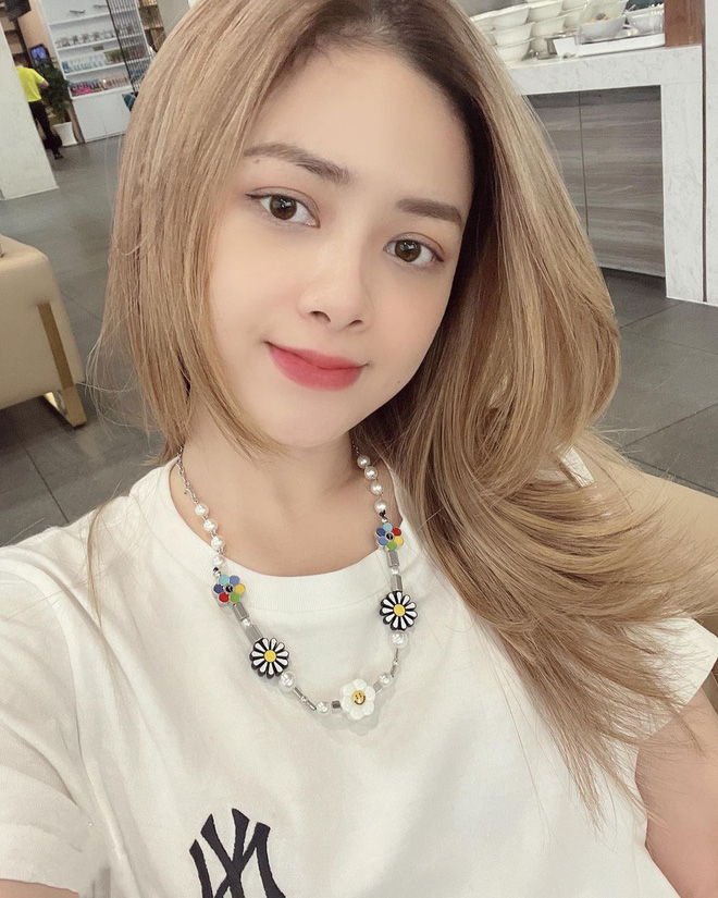 Mới 7 tháng không gặp mà chị em Hậu Hoàng - Dương Hoàng Yến đã 'cháy tóc' khét lẹt, chỉ còn Diệu Nhi là chân phương - 4 Mới 7 tháng không gặp mà chị em Hậu Hoàng - Dương Hoàng Yến đã 'cháy tóc' khét lẹt, chỉ còn Diệu Nhi là chân phương - 4