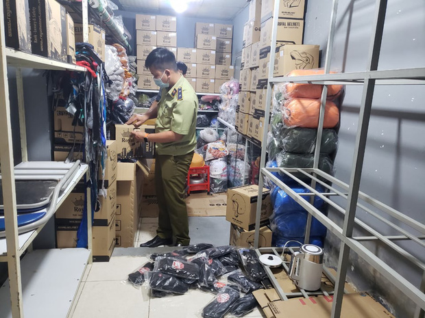 'Đột kích' 4 cửa hàng bán đồ phượt nổi tiếng, tạm giữ hơn 2.000 sản phẩm nghi nhái nhãn hiệu - 4 'Đột kích' 4 cửa hàng bán đồ phượt nổi tiếng, tạm giữ hơn 2.000 sản phẩm nghi nhái nhãn hiệu - 4