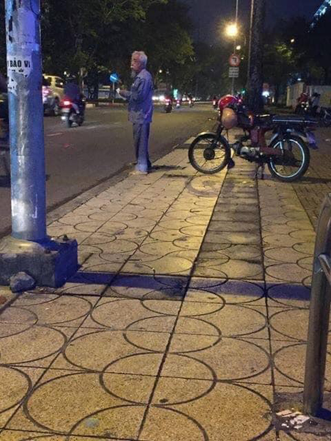 'Cô ơi, cô đi giùm tôi' - hình ảnh cụ ông chạy xe ôm trước cổng trường ĐH khiến nhiều người cay mắt - 1 'Cô ơi, cô đi giùm tôi' - hình ảnh cụ ông chạy xe ôm trước cổng trường ĐH khiến nhiều người cay mắt - 1
