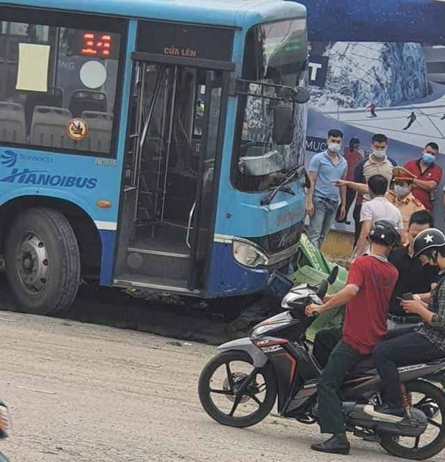 Xe buýt lao lên vỉa hè, hạ gục cây xanh, tông chết người đi bộ - 2 Xe buýt lao lên vỉa hè, hạ gục cây xanh, tông chết người đi bộ - 2