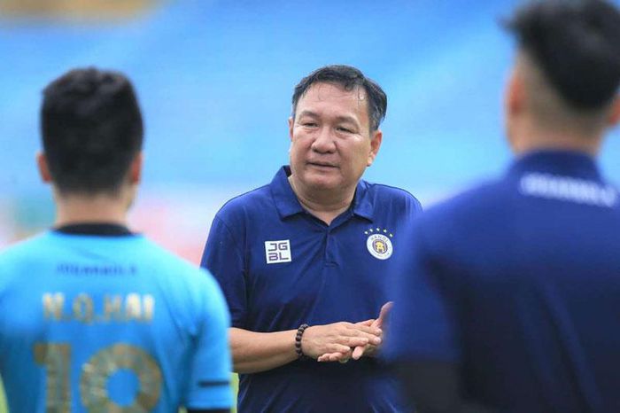 HLV Hoàng Văn Phúc: 'Hà Nội FC thiếu may mắn, trọng tài quá nặng tay khi phạt thẻ đỏ Đức Huy' HLV Hoàng Văn Phúc: 'Hà Nội FC thiếu may mắn, trọng tài quá nặng tay khi phạt thẻ đỏ Đức Huy'