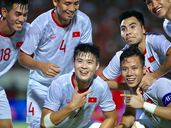 Tuyển Việt Nam tăng 1 bậc trên bảng xếp hạng FIFA, tiếp tục bỏ xa Thái Lan Tuyển Việt Nam tăng 1 bậc trên bảng xếp hạng FIFA, tiếp tục bỏ xa Thái Lan