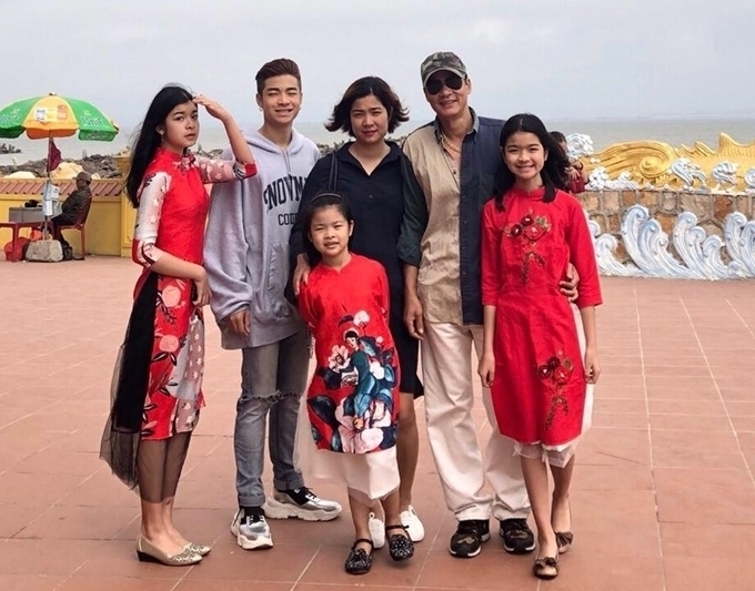 Võ Hoài Nam 'Vua bãi rác' êm ấm bên vợ kém 12 tuổi và 4 người con - 2 Võ Hoài Nam 'Vua bãi rác' êm ấm bên vợ kém 12 tuổi và 4 người con - 2
