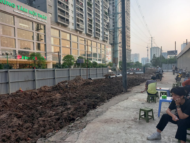 Vụ công nhân bị đất vùi lấp ở Hà Nội: 'Anh ta bị đất vùi chìm nghỉm, không nhìn thấy người đâu' Vụ công nhân bị đất vùi lấp ở Hà Nội: 'Anh ta bị đất vùi chìm nghỉm, không nhìn thấy người đâu'