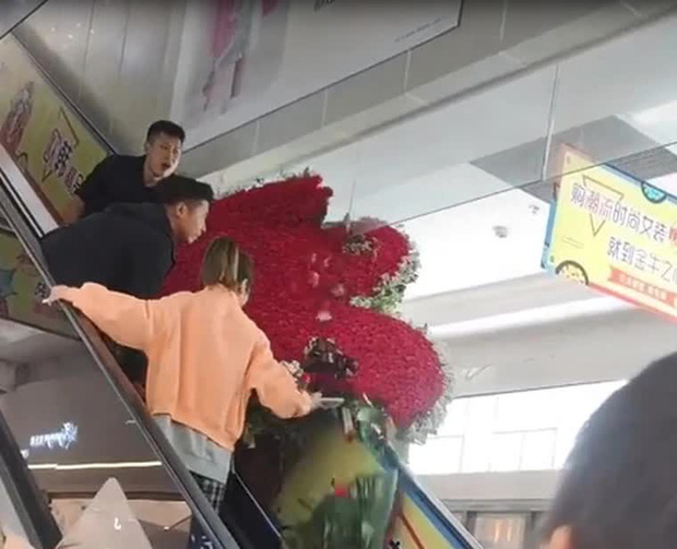 Thanh niên tặng vợ cũ trái tim làm từ 1314 bông hoa hồng nhưng giữa đường thì 'vỡ tim' Thanh niên tặng vợ cũ trái tim làm từ 1314 bông hoa hồng nhưng giữa đường thì 'vỡ tim'