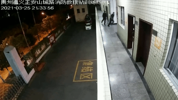 Đêm hôm mặc mỗi quần đùi rồi chạy ra ngoài, nam thanh niên gây tò mò, biết lý do đằng sau ai cũng xúc động Đêm hôm mặc mỗi quần đùi rồi chạy ra ngoài, nam thanh niên gây tò mò, biết lý do đằng sau ai cũng xúc động