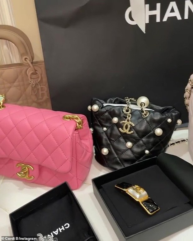 Choáng với thói quen shopping của Cardi B: Chi gần 1 tỷ/lần tậu 7 túi hiệu cho con gái 2 tuổi, chỉ vì muốn con... tham vọng hơn Choáng với thói quen shopping của Cardi B: Chi gần 1 tỷ/lần tậu 7 túi hiệu cho con gái 2 tuổi, chỉ vì muốn con... tham vọng hơn
