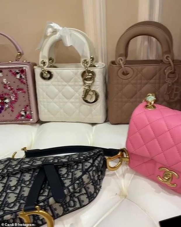 Choáng với thói quen shopping của Cardi B: Chi gần 1 tỷ/lần tậu 7 túi hiệu cho con gái 2 tuổi, chỉ vì muốn con... tham vọng hơn - 1 Choáng với thói quen shopping của Cardi B: Chi gần 1 tỷ/lần tậu 7 túi hiệu cho con gái 2 tuổi, chỉ vì muốn con... tham vọng hơn - 1
