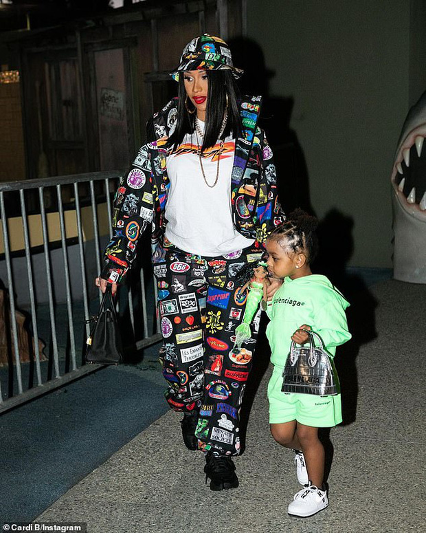 Choáng với thói quen shopping của Cardi B: Chi gần 1 tỷ/lần tậu 7 túi hiệu cho con gái 2 tuổi, chỉ vì muốn con... tham vọng hơn - 2 Choáng với thói quen shopping của Cardi B: Chi gần 1 tỷ/lần tậu 7 túi hiệu cho con gái 2 tuổi, chỉ vì muốn con... tham vọng hơn - 2