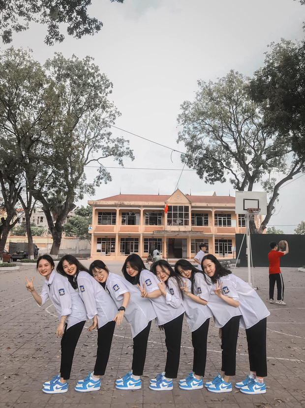 Nhóm bạn thân chụp ảnh kỷ niệm, ai cũng xinh nhưng sự chú ý đổ dồn vào đôi giày, dân mạng soi giá trị lên tới 63 triệu? Nhóm bạn thân chụp ảnh kỷ niệm, ai cũng xinh nhưng sự chú ý đổ dồn vào đôi giày, dân mạng soi giá trị lên tới 63 triệu?