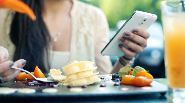 Người Việt không nên vừa ăn cơm vừa làm 4 việc này vì có thể làm hại dạ dày và rước thêm cả tá bệnh cho mình - 3 Người Việt không nên vừa ăn cơm vừa làm 4 việc này vì có thể làm hại dạ dày và rước thêm cả tá bệnh cho mình - 3