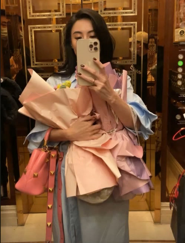 Trương Bá Chi đeo nhẫn cưới, cố tình tiết lộ đã bí mật kết hôn, thậm còn khoe ảnh ông xã bí ẩn? - 2 Trương Bá Chi đeo nhẫn cưới, cố tình tiết lộ đã bí mật kết hôn, thậm còn khoe ảnh ông xã bí ẩn? - 2