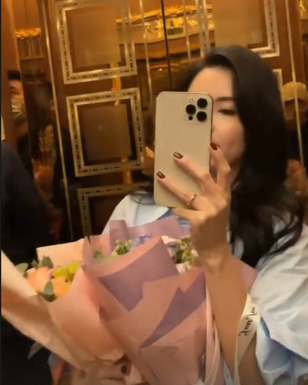 Trương Bá Chi đeo nhẫn cưới, cố tình tiết lộ đã bí mật kết hôn, thậm còn khoe ảnh ông xã bí ẩn? - 5 Trương Bá Chi đeo nhẫn cưới, cố tình tiết lộ đã bí mật kết hôn, thậm còn khoe ảnh ông xã bí ẩn? - 5