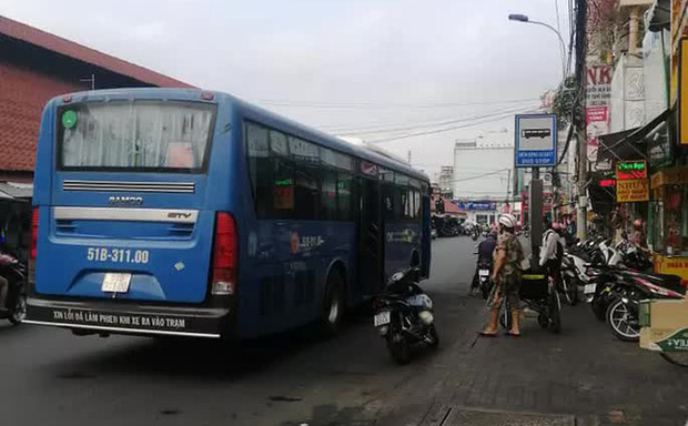 Tạm đình chỉ công việc nữ tiếp viên xe buýt ở TP.HCM để làm rõ sự việc từ chối phục vụ hành khách khuyết tật - 1 Tạm đình chỉ công việc nữ tiếp viên xe buýt ở TP.HCM để làm rõ sự việc từ chối phục vụ hành khách khuyết tật - 1