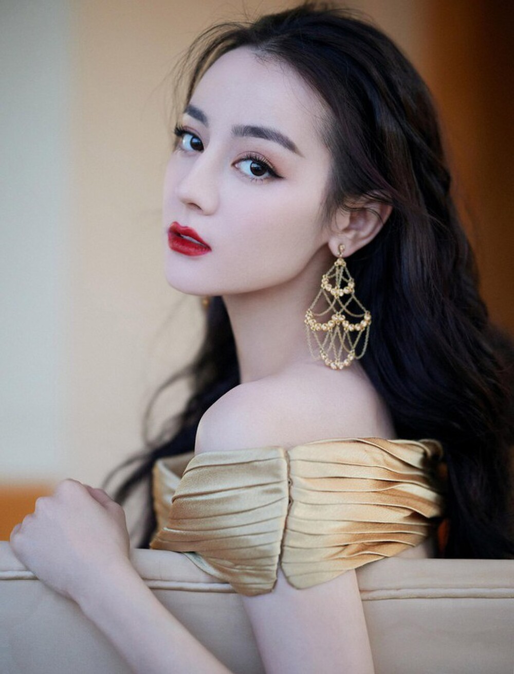 Địch Lệ Nhiệt Ba với Cổ Lực Na Trát cùng xuất hiện trong phim mới nhưng số phận thì trái ngược Địch Lệ Nhiệt Ba với Cổ Lực Na Trát cùng xuất hiện trong phim mới nhưng số phận thì trái ngược