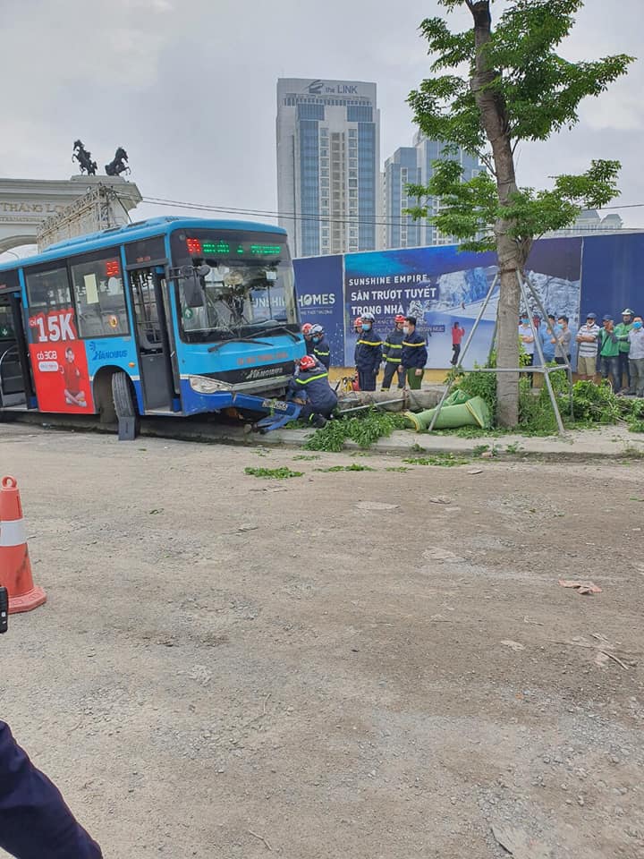 Xe buýt lao lên vỉa hè, hạ gục cây xanh, tông chết người đi bộ Xe buýt lao lên vỉa hè, hạ gục cây xanh, tông chết người đi bộ