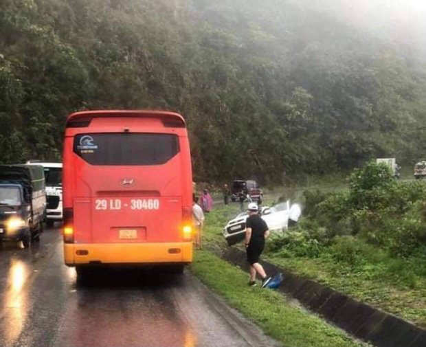 Ô tô con đối đầu xe khách, 2 người chết Ô tô con đối đầu xe khách, 2 người chết