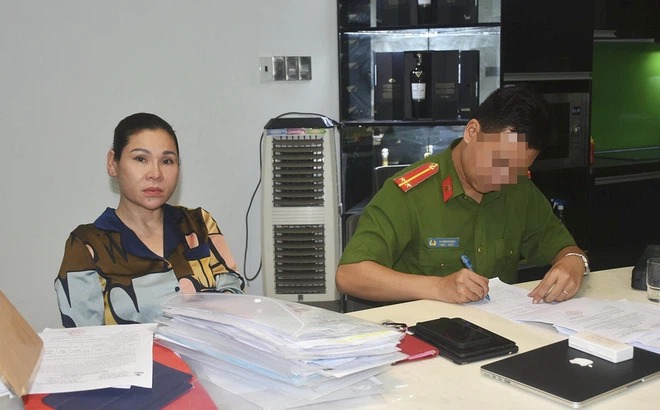 Vợ diễn viên Kinh Quốc từng tố bị vợ nguyên Giám đốc Sở Nội vụ lừa 50 tỉ đồng Vợ diễn viên Kinh Quốc từng tố bị vợ nguyên Giám đốc Sở Nội vụ lừa 50 tỉ đồng