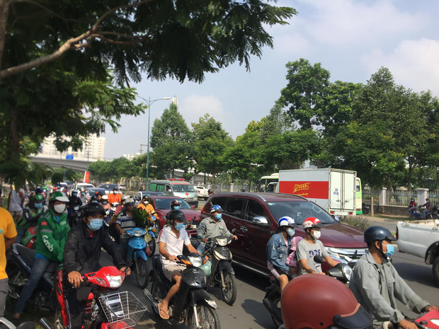 TP.HCM: Nâng xe buýt, đưa thi thể người đàn ông mắc kẹt dưới gầm ra ngoài - 2 TP.HCM: Nâng xe buýt, đưa thi thể người đàn ông mắc kẹt dưới gầm ra ngoài - 2