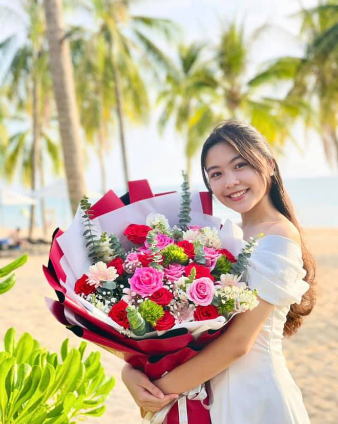 Lọ Lem nhà MC Quyền Linh lại gây sốt, không phải vì nhan sắc mà nhờ giọng nói ngọt như mía lùi - 4 Lọ Lem nhà MC Quyền Linh lại gây sốt, không phải vì nhan sắc mà nhờ giọng nói ngọt như mía lùi - 4