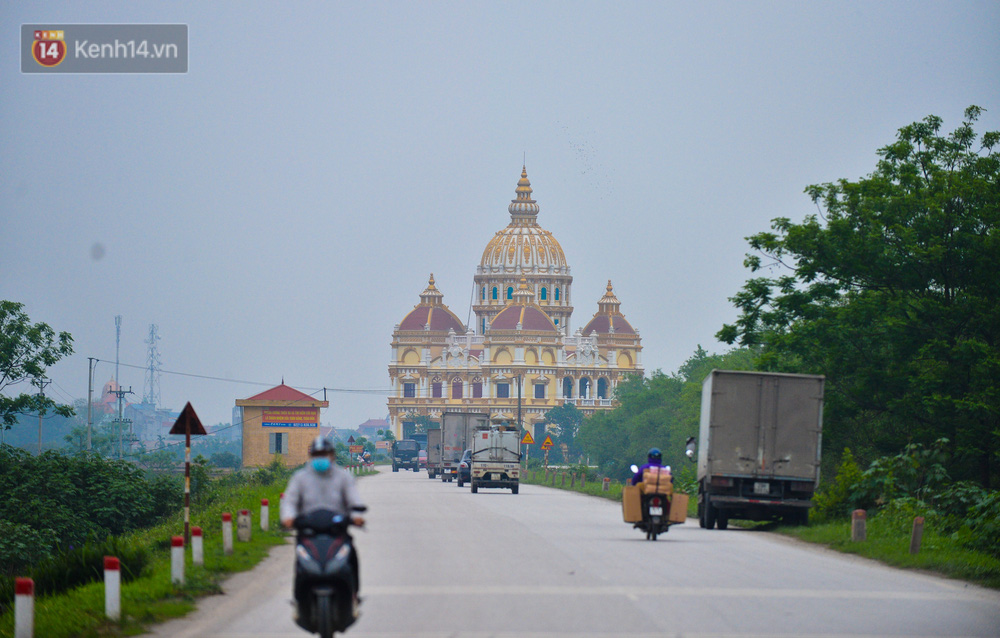 Bên trong toà lâu đài vàng của đại gia Hưng Yên: Xây 3 năm chỉ tốn hơn 10 tỷ, giờ cao điểm 70 nhân công cùng làm Bên trong toà lâu đài vàng của đại gia Hưng Yên: Xây 3 năm chỉ tốn hơn 10 tỷ, giờ cao điểm 70 nhân công cùng làm