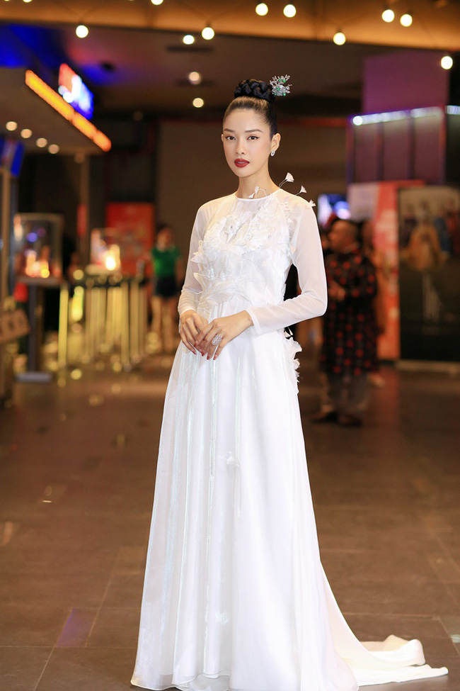 'Tú Bà' Phương Thanh gây chú ý với diện mạo khác lạ trên thảm đỏ 'Kiều' tại Hà Nội - 3 'Tú Bà' Phương Thanh gây chú ý với diện mạo khác lạ trên thảm đỏ 'Kiều' tại Hà Nội - 3
