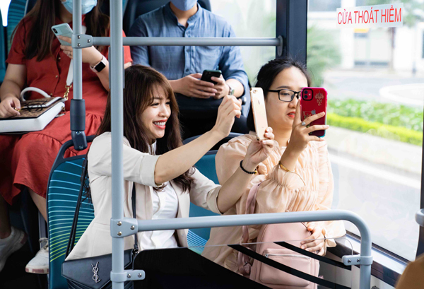 Trải nghiệm ‘cực chất’ với xe buýt điện đầu tiên ở Việt Nam - 4 Trải nghiệm ‘cực chất’ với xe buýt điện đầu tiên ở Việt Nam - 4